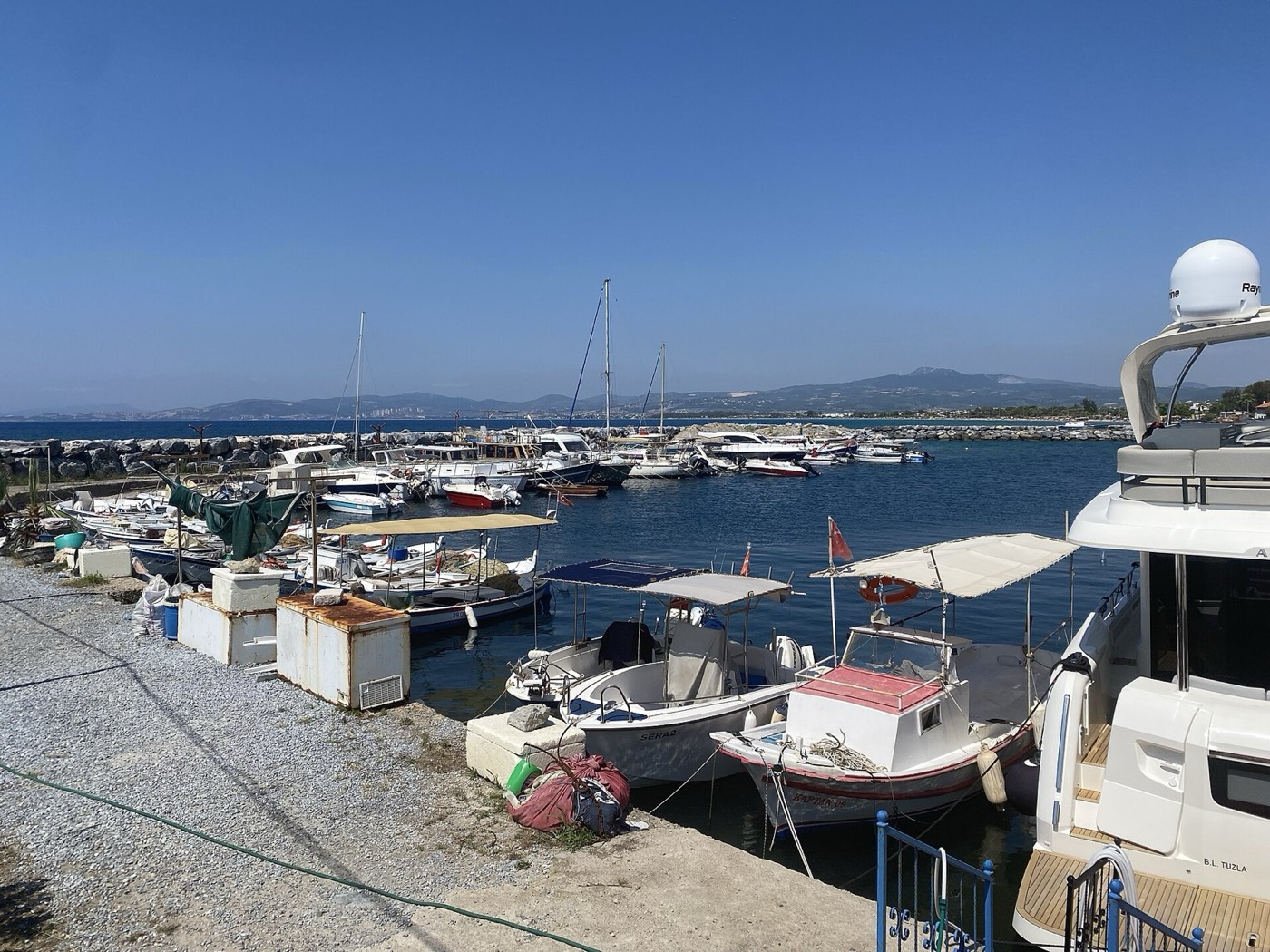 Güzelçamlı'daki küçük limanda bağlı balıkçı tekneleri